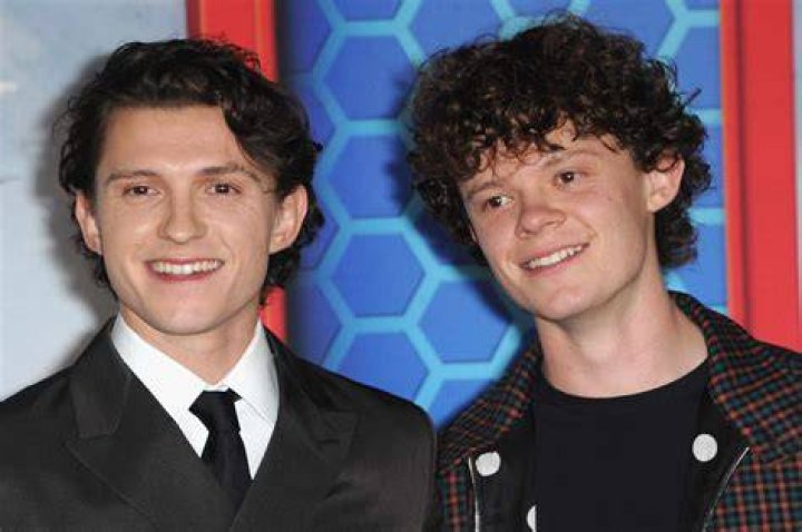 
Fake photo of Tom Holland and Harry Styles together sends Twitter into a frenzy 