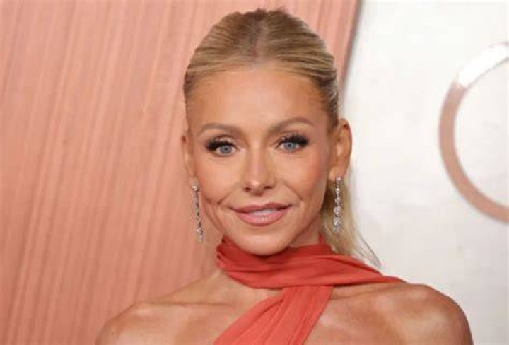 Is Kelly Ripa Pregnant? Know Kelly Ripa Pregnancy, Net worth, Age, Biography, And Height